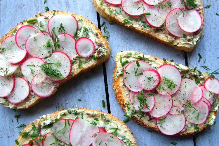 Летние бутерброды с редиской