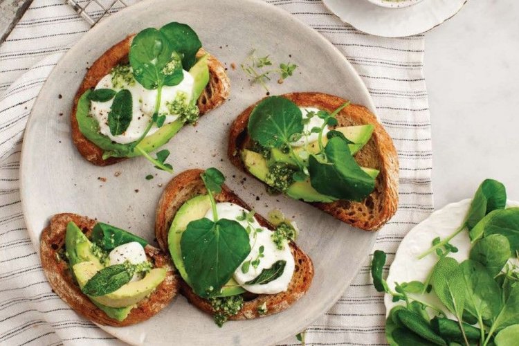 Бутерброды с авокадо и песто