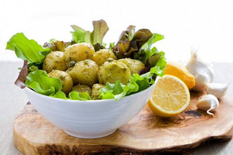 Теплый картофельный салат с песто