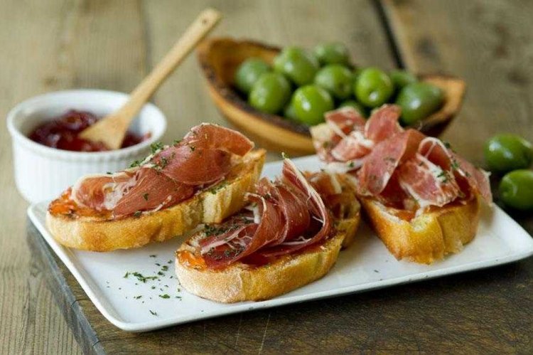 Брускетты с хамоном, вялеными помидорами и соусом песто