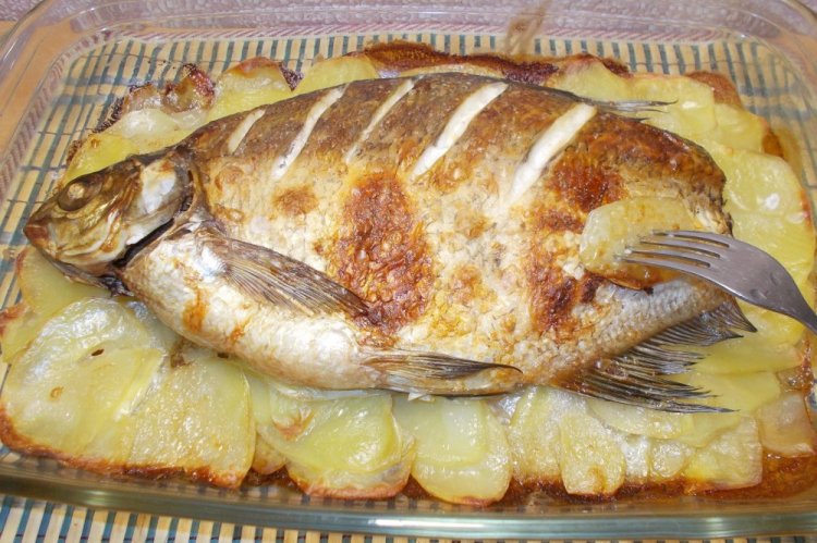 Лещ с картошкой в духовке