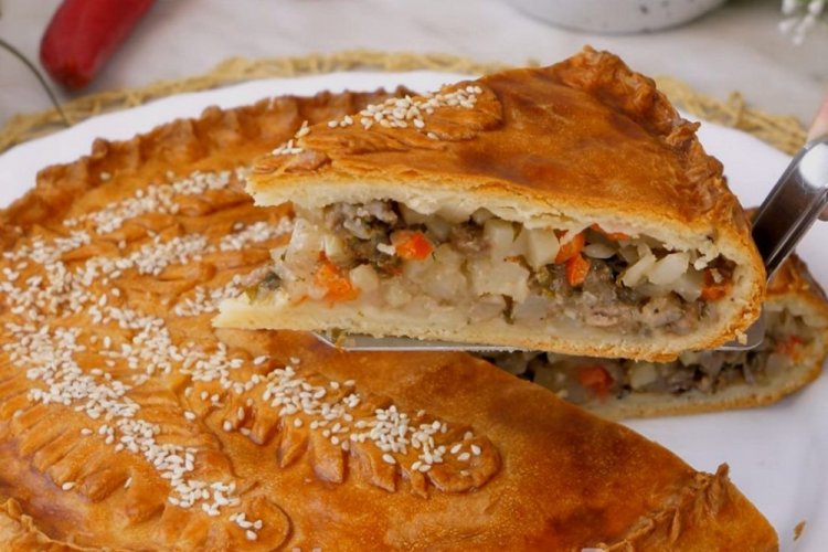 Пирог на сметане с картошкой и мясом