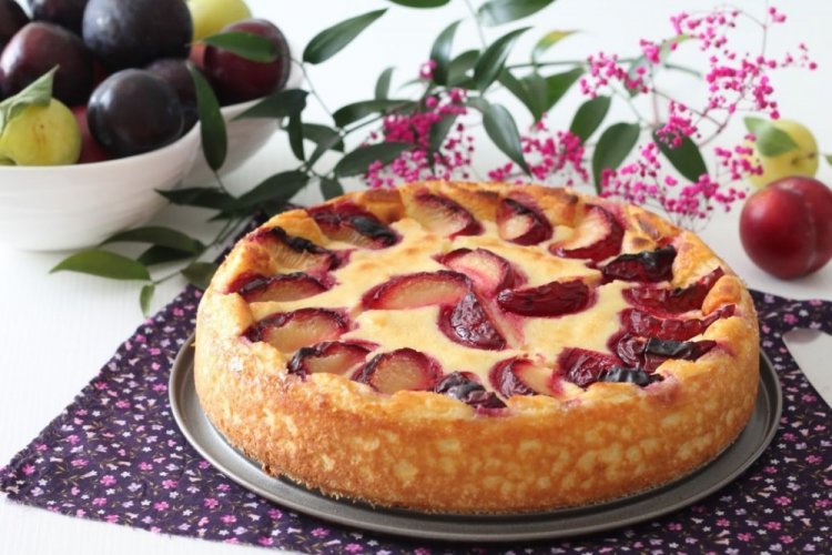 Пирог со сливами на сметане