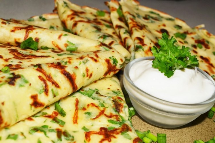 Блины из рисовой муки с сыром и зеленью