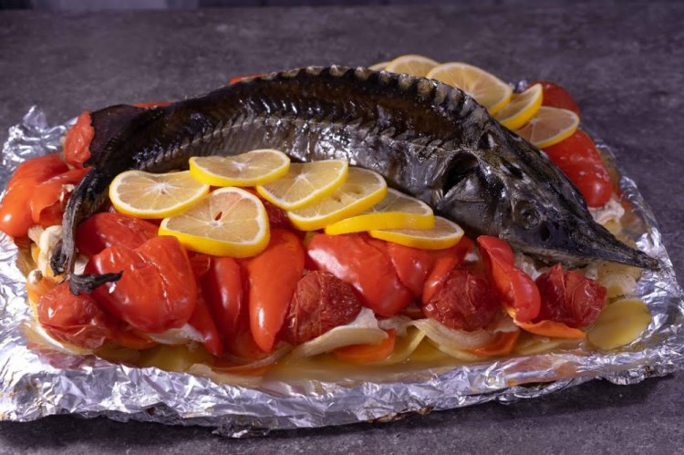 Запеченная стерлядь с помидорами в духовке