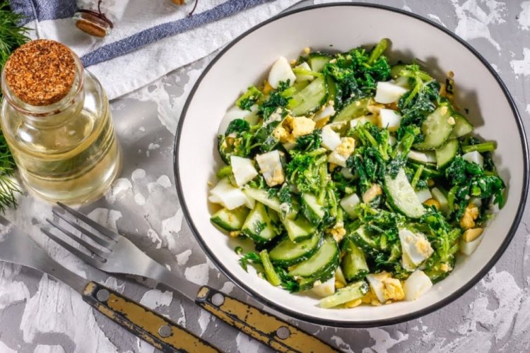 Салат из крапивы с огурцом и яйцами