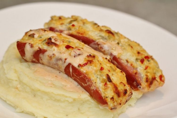 Сосиски, фаршированные сыром в духовке