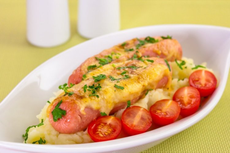 Сосиски с сыром, зеленью и чесноком в духовке