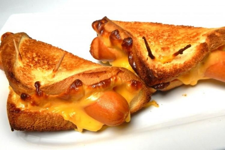 Запеченные сосиски с сыром в хлебе
