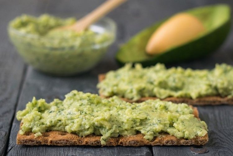Паста из авокадо с огурцами