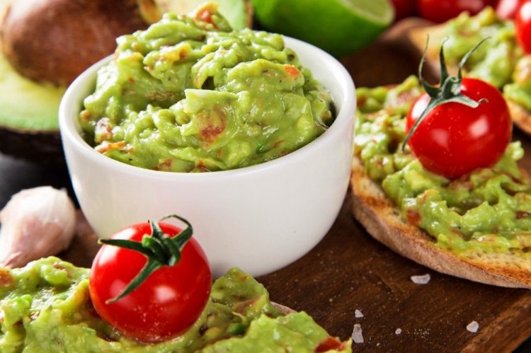 Паста из авокадо с помидорами