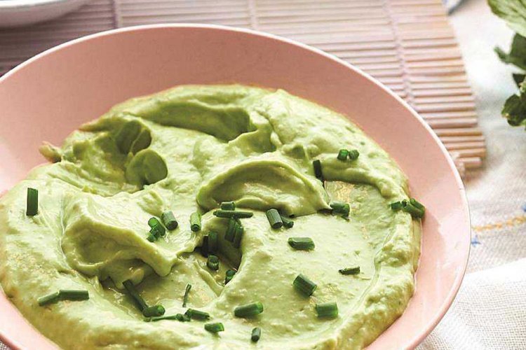 Паста из авокадо с орехами