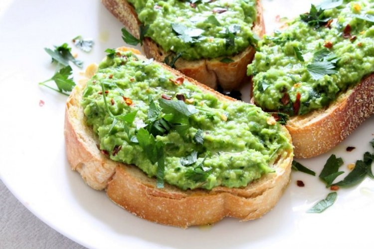 Паста из авокадо со сливочным сыром и вялеными помидорами