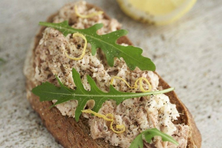 Паста из авокадо с печенью трески для бутербродов