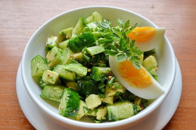 Салат с авокадо, огурцом и яйцом