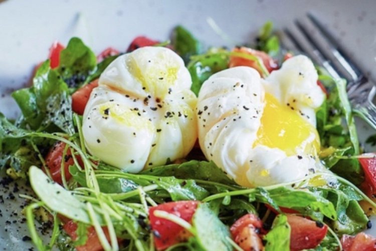 Салат с авокадо и яйцом пашот