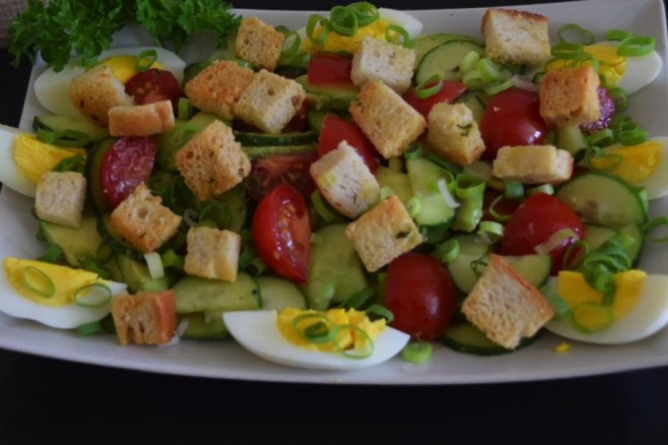 Салат с авокадо, яйцом и сухариками