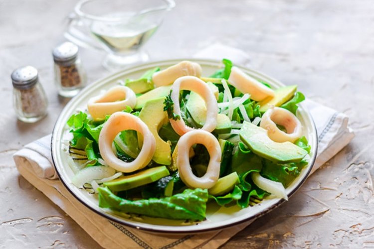 Салат с авокадо, кальмарами и яйцом