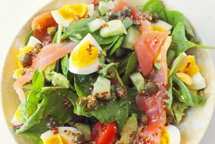 Салат с красной рыбой, авокадо и яйцом