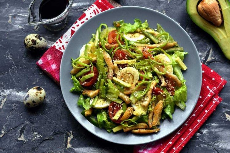 Салат с авокадо, курицей и яйцом