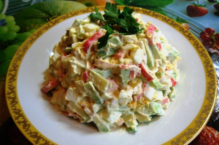 Салат с крабовыми палочками, авокадо и яйцом
