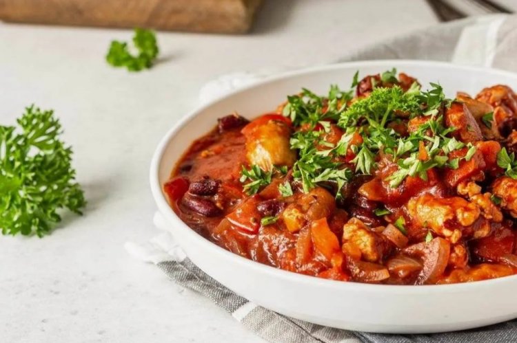 Индейка с фасолью на сковороде