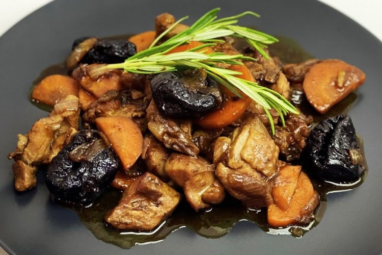 Индейка с черносливом на сковороде