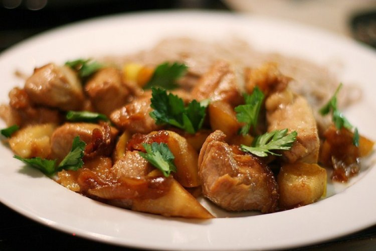 Индейка с яблоками на сковороде