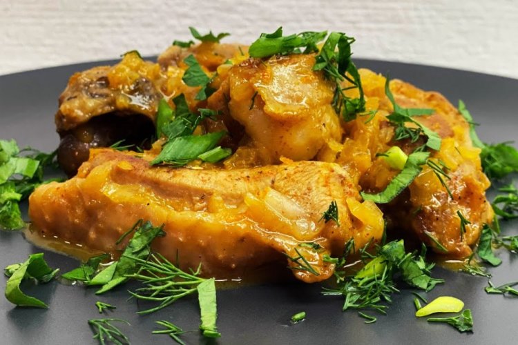 Индейка с апельсинами на сковороде