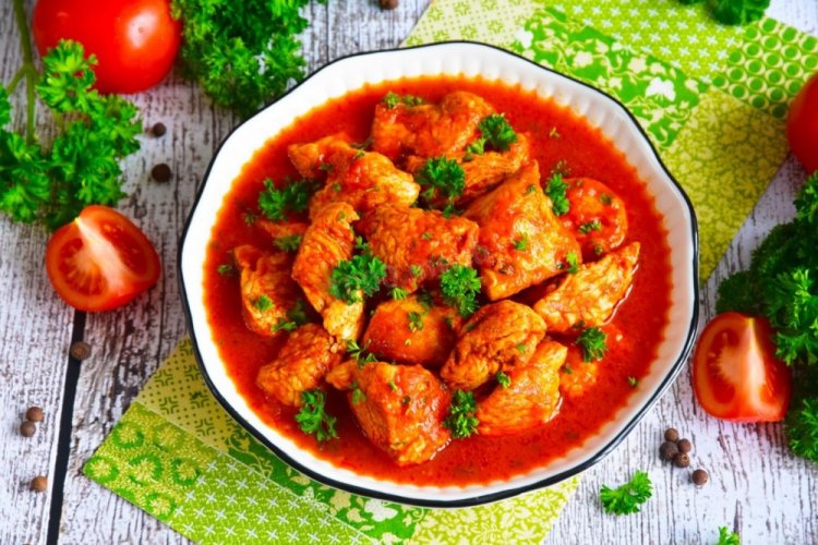 Индейка в томате на сковороде