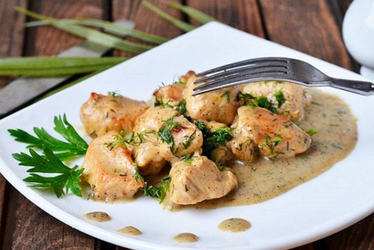 Индейка в сметане на сковороде