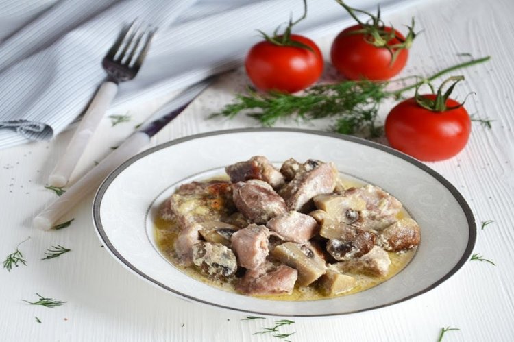 Индейка с грибами на сковороде