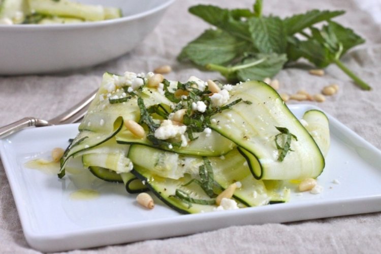 Диетический салат из кабачков