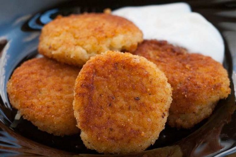 Манные биточки в ореховой панировке