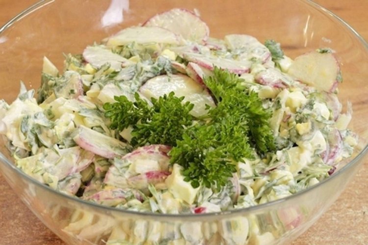 Салат из кабачков с редиской и яйцом