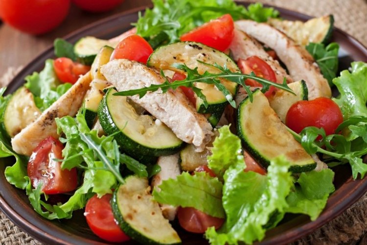 Салат с курицей и кабачками