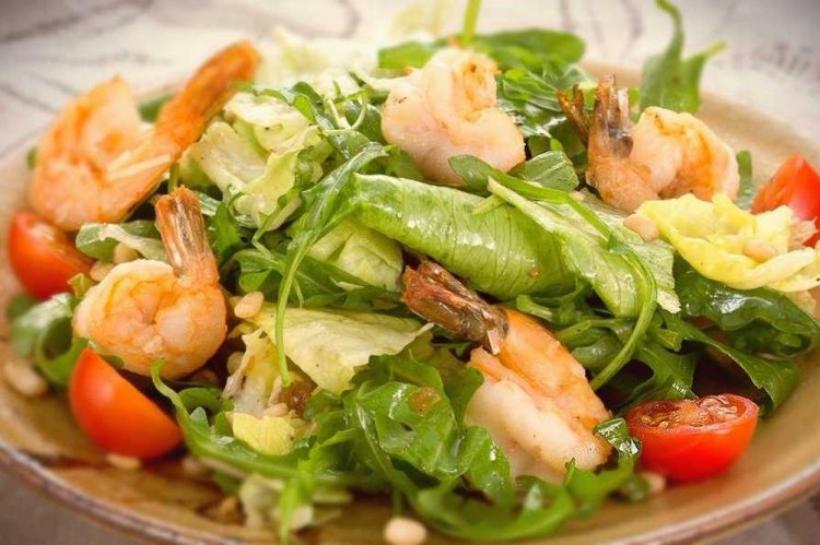 Салат с кабачками и креветками