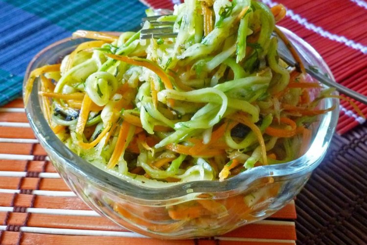 Салат с авокадо и кабачками