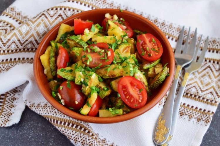 Салат из кабачков со шпинатом и помидорами