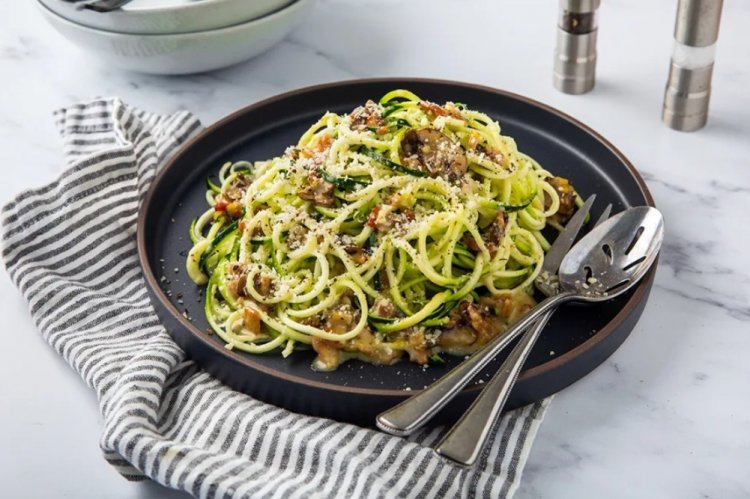 Спагетти из кабачков с грибным соусом