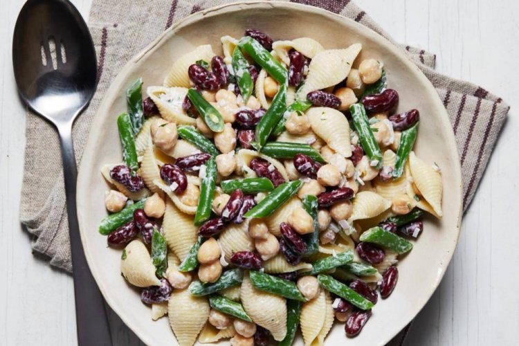 Салат с макаронами и фасолью