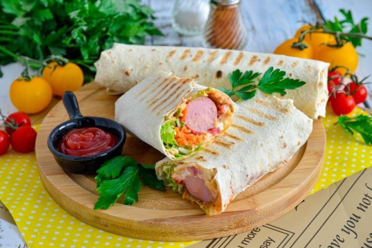 Хот-дог с корейской морковью в лаваше