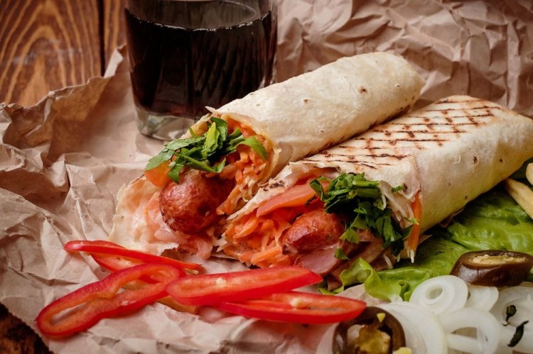 Хот-дог с огурцами и зеленью в лаваше