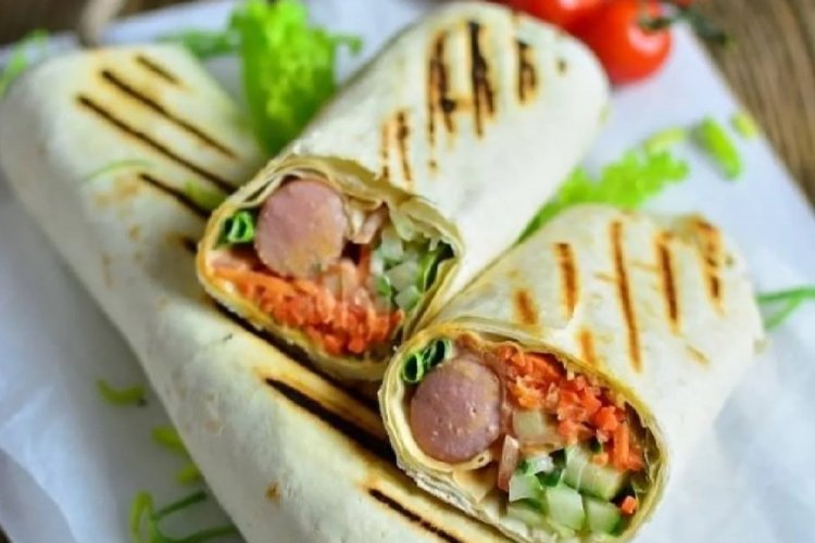 Хот-дог в лаваше на гриле