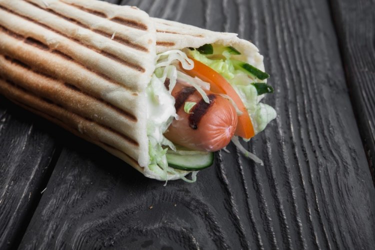 Хот-дог со шпинатом в лаваше