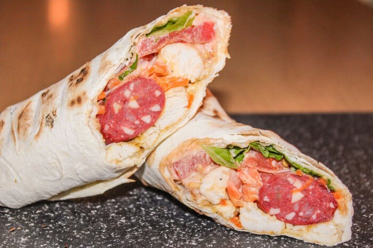 Хот-дог с охотничьими колбасками в лаваше