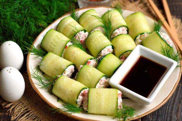 Рулетики из огурцов с крабовыми палочками