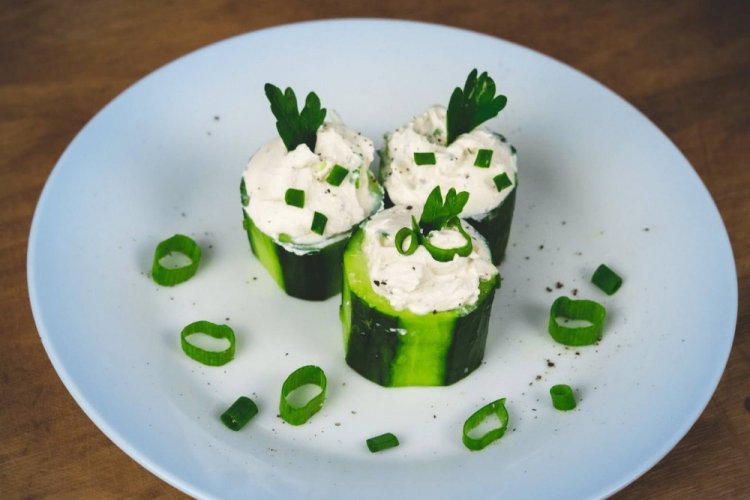 Фаршированные огурцы с творожным сыром