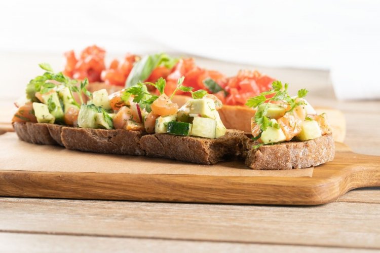 Брускетта с огурцом и копченой курицей