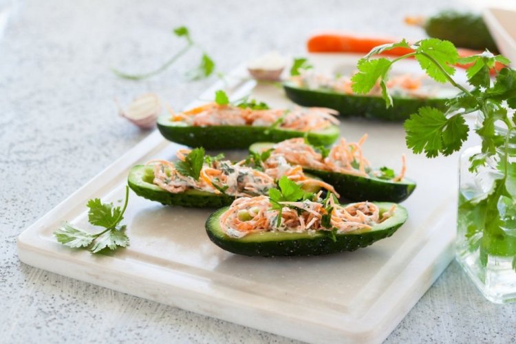 Закуска из огурцов с морковью и грецкими орехами